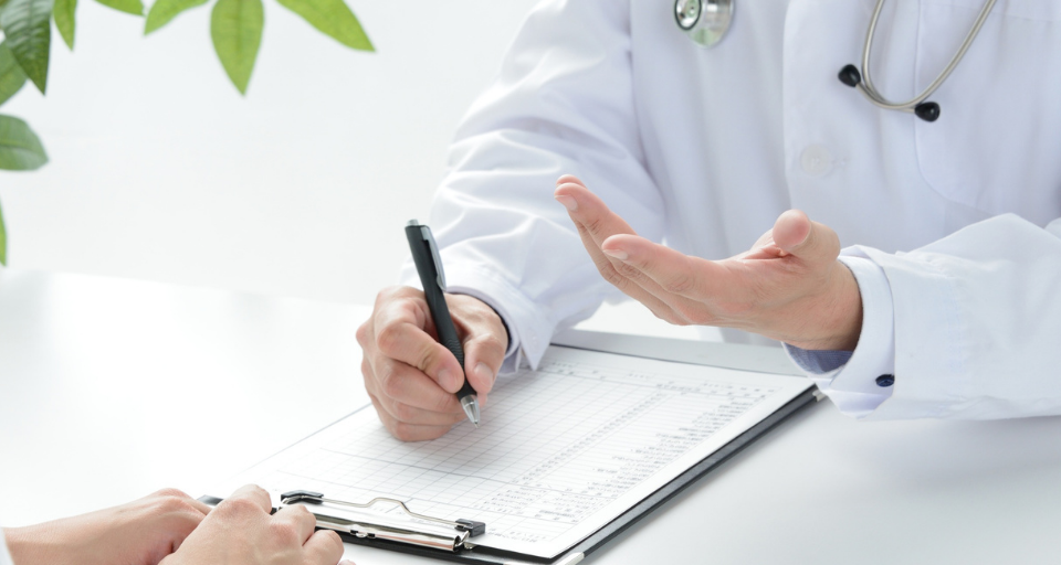 El absentismo laboral y las bajas médicas siguen creciendo en España. Analizamos sus causas, su impacto en las empresas y cómo anticiparse desde la prevención.
